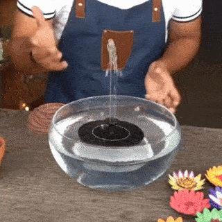 Fuente de agua más flores